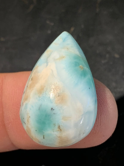 Larimar – Cabochon en forme de goutte de 28 × 19 × 8 mm - 6 gr. - Nuances naturelles magnifiques, parfait pour bijoux raffinés, collectionneur passionné ou exposition