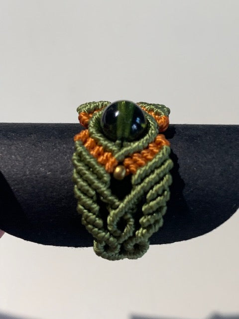 Bague en Moldavite artisanale – Création fait main, perles AAA, coton résistant et taille sur mesure | Créatipik 🧵