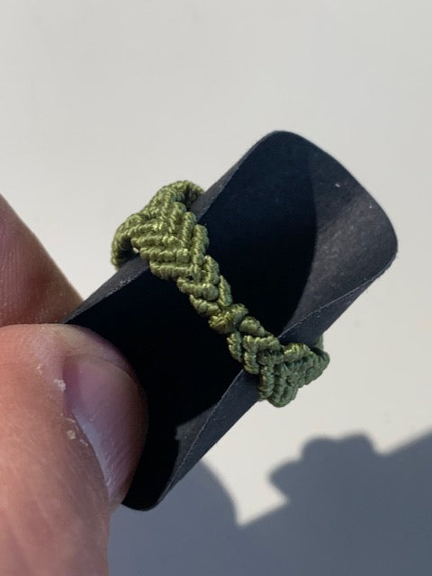 Bague en Moldavite artisanale – Création fait main, perles AAA, coton résistant et taille sur mesure | Créatipik 🧵