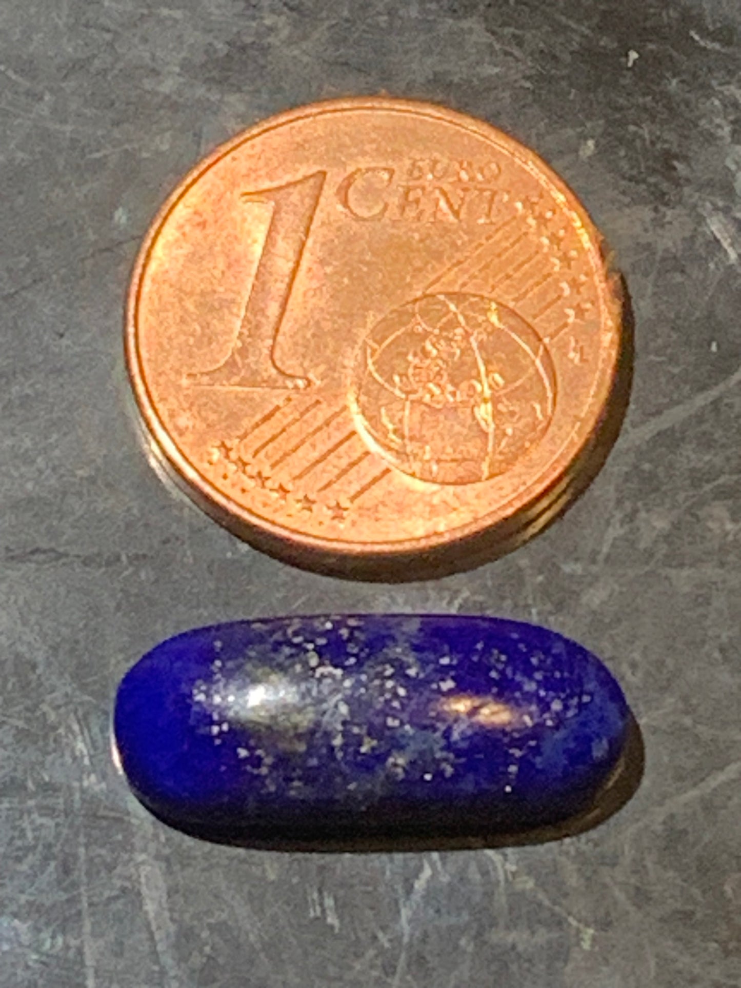 Lapis lazuli, cabochon de 12 mm x 7 x 5 - 5,5 carats. Parfait en bijouterie, collection ,exposition...