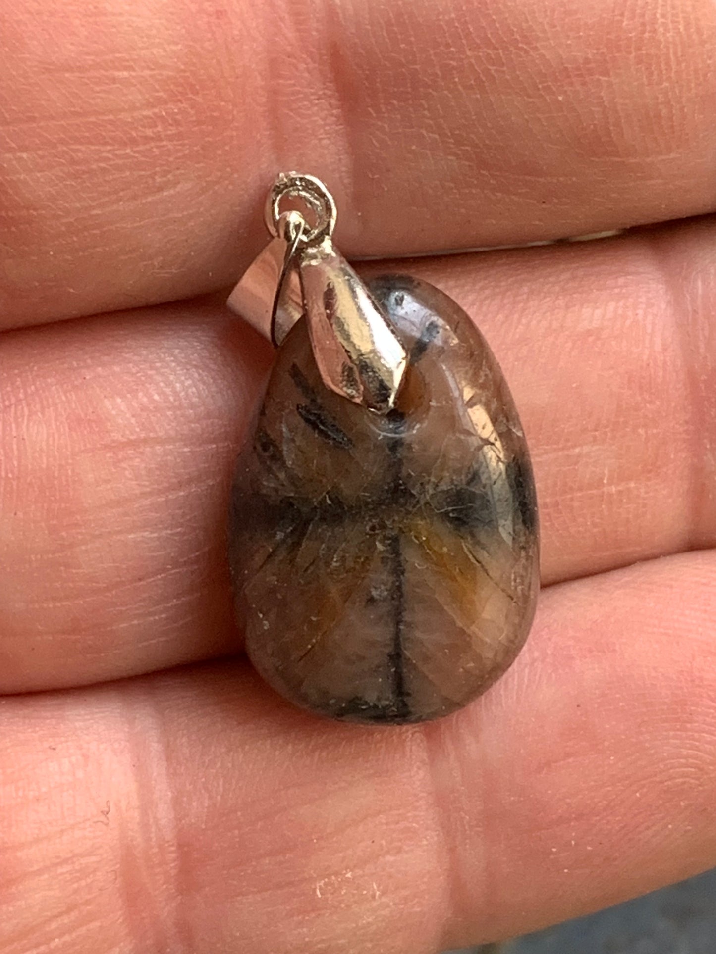 Chiastolite/ Andalousite, pendentif de 33 millimètres x18x7. Vendu avec ou sans cordon noir et réglable de 60 cm !