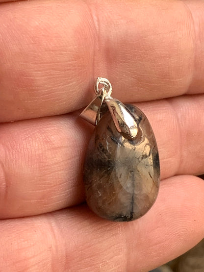 Chiastolite/ Andalousite, pendentif de 33 millimètres x18x7. Vendu avec ou sans cordon noir et réglable de 60 cm !