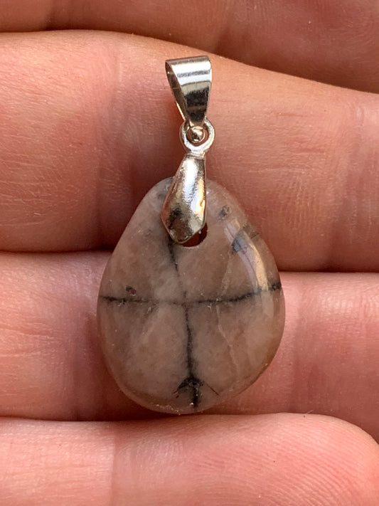 Chiastolite/ Andalousite, pendentif de 34 millimètres x18x7. Vendu avec ou sans cordon noir et réglable de 60 cm !
