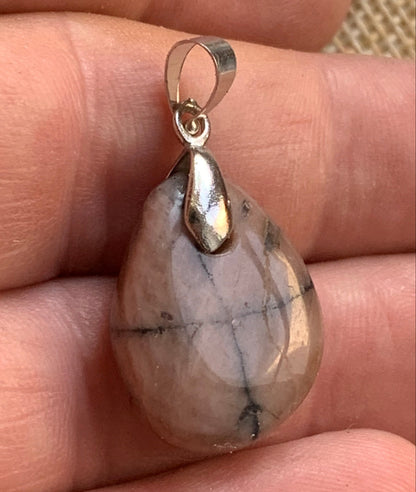 Chiastolite/ Andalousite, pendentif de 34 millimètres x18x7. Vendu avec ou sans cordon noir et réglable de 60 cm !