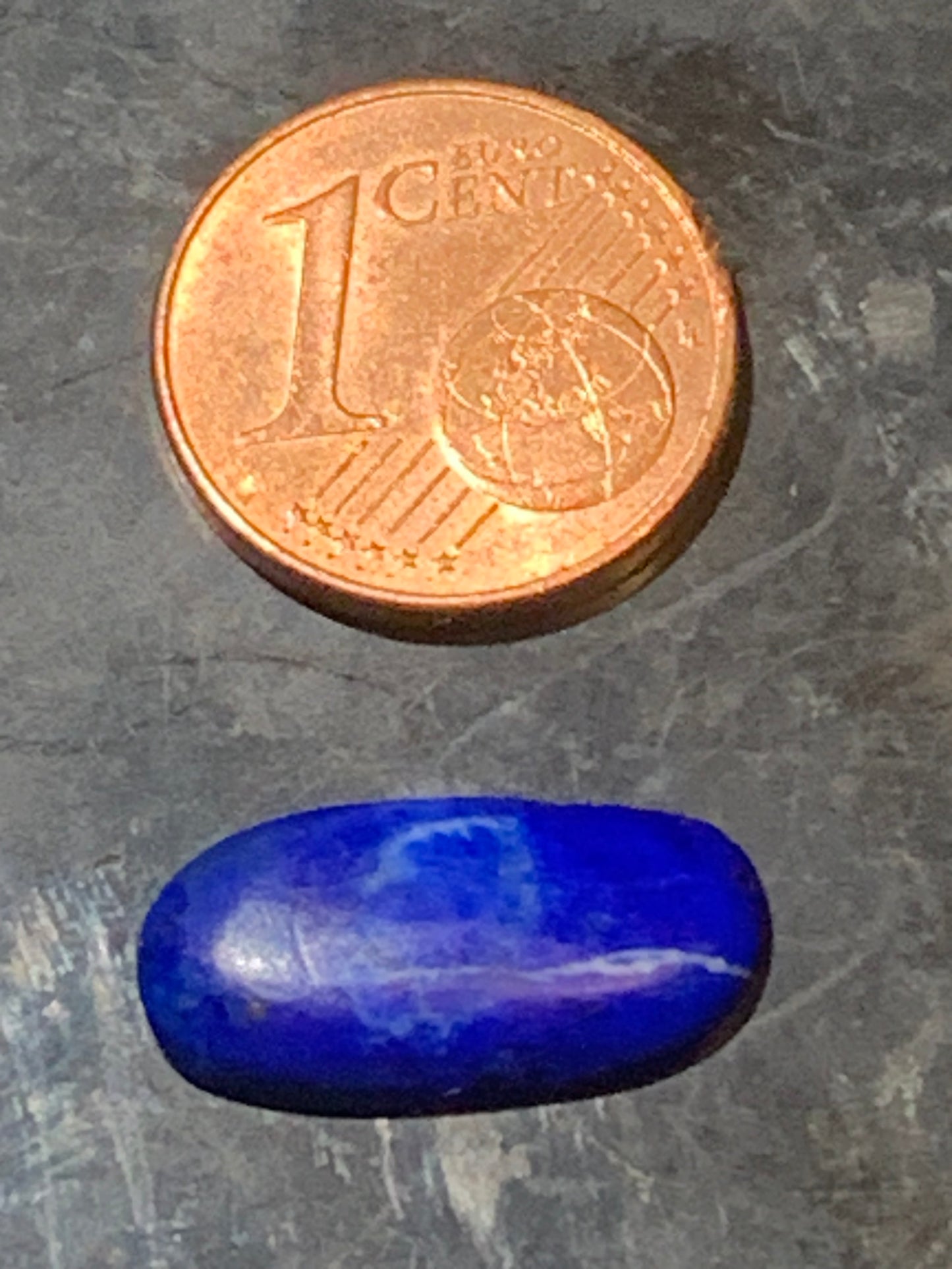 Lapis lazuli, cabochon de 17 mm x 8 x 3 - 3,5 carats. Parfait en bijouterie, collection ,exposition...