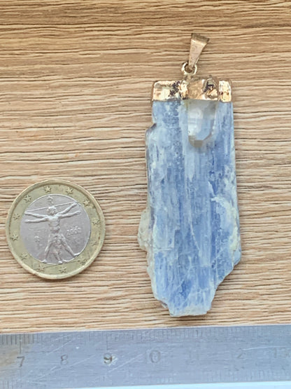 Cyanite disthène + cristal de roche (quartz), pendentif de 65 millimètres x22x14. Vendu avec ou sans cordon noir et réglable de 60 cm !