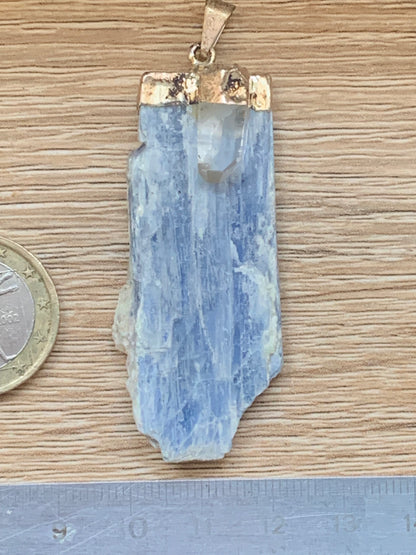 Cyanite disthène + cristal de roche (quartz), pendentif de 65 millimètres x22x14. Vendu avec ou sans cordon noir et réglable de 60 cm !