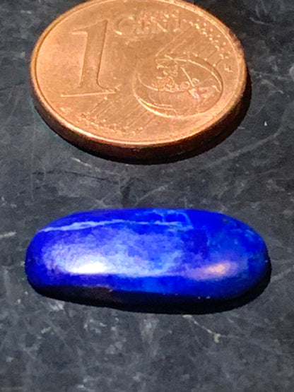 Lapis lazuli, cabochon de 17 mm x 8 x 3 - 3,5 carats. Parfait en bijouterie, collection ,exposition...