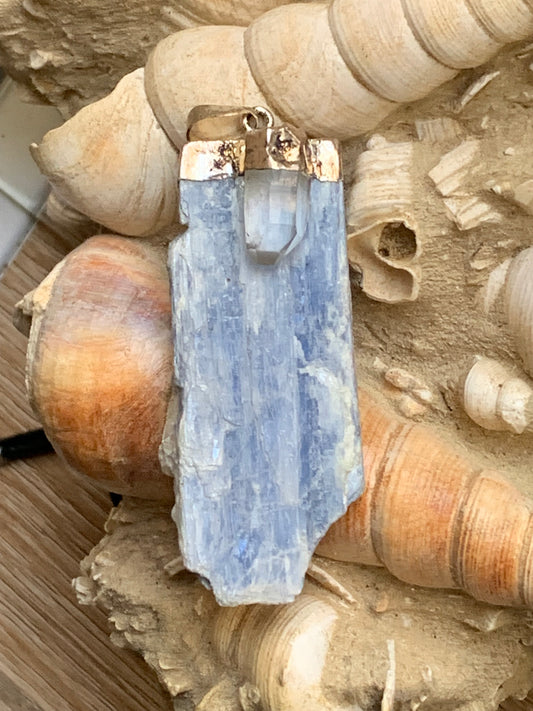 Cyanite disthène + cristal de roche (quartz), pendentif de 65 millimètres x22x14. Vendu avec ou sans cordon noir et réglable de 60 cm !