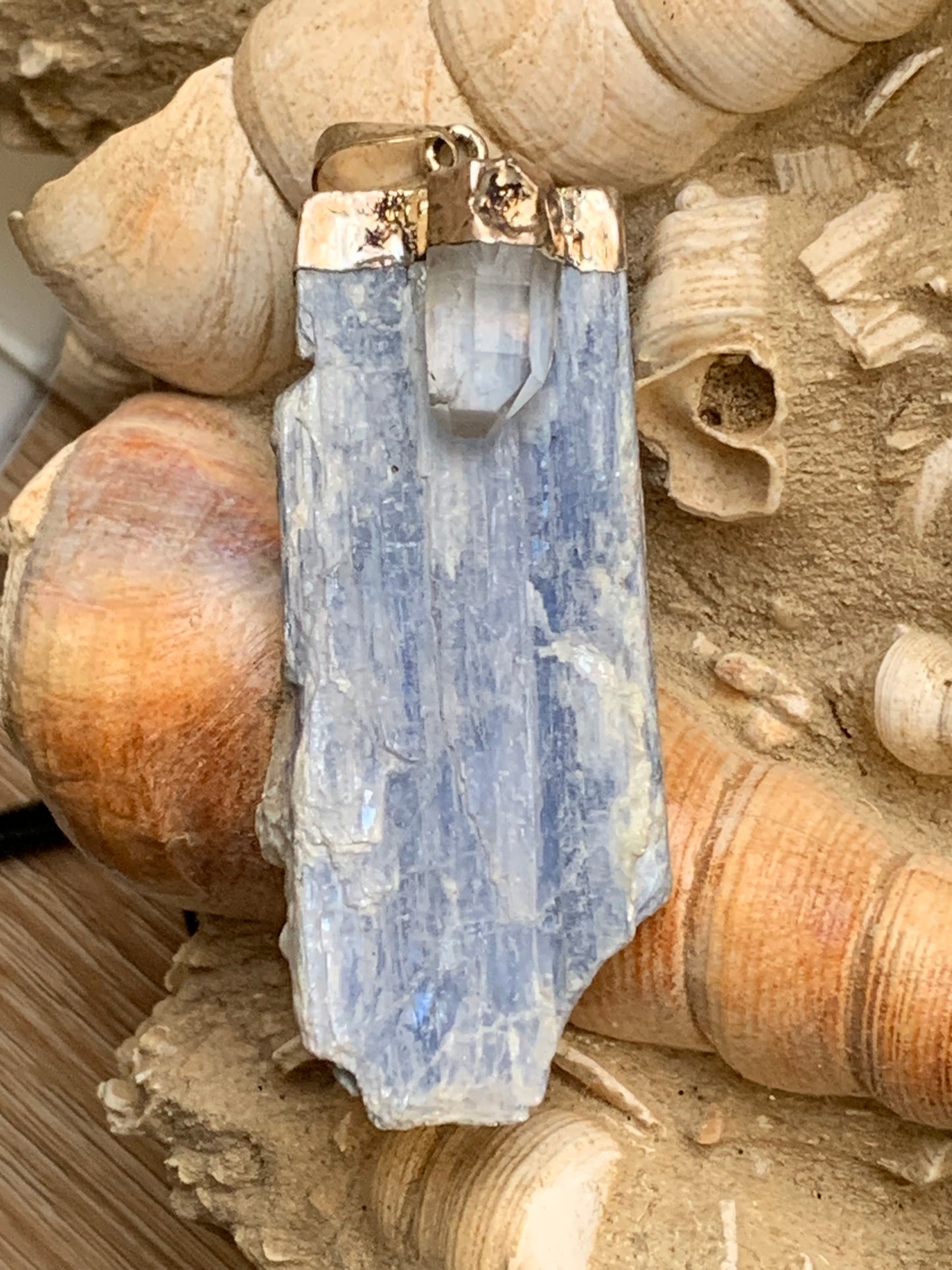 Cyanite disthène + cristal de roche (quartz), pendentif de 65 millimètres x22x14. Vendu avec ou sans cordon noir et réglable de 60 cm !