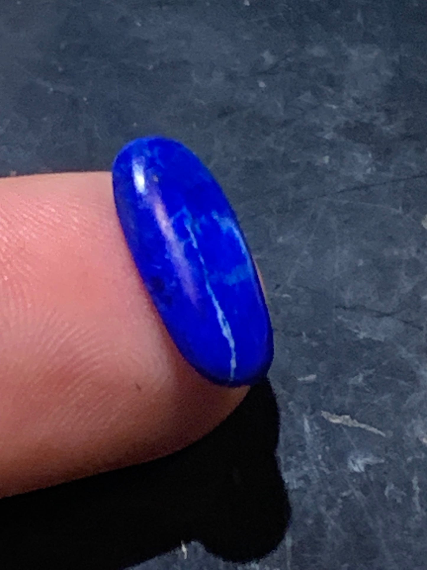 Lapis lazuli, cabochon de 17 mm x 8 x 3 - 3,5 carats. Parfait en bijouterie, collection ,exposition...