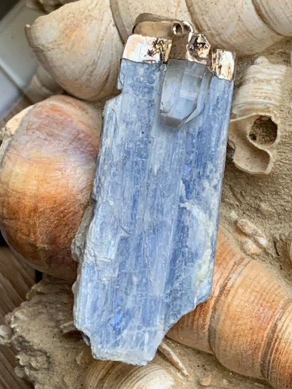 Cyanite disthène + cristal de roche (quartz), pendentif de 65 millimètres x22x14. Vendu avec ou sans cordon noir et réglable de 60 cm !