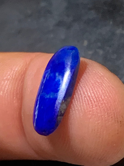 Lapis lazuli, cabochon de 17 mm x 8 x 3 - 3,5 carats. Parfait en bijouterie, collection ,exposition...
