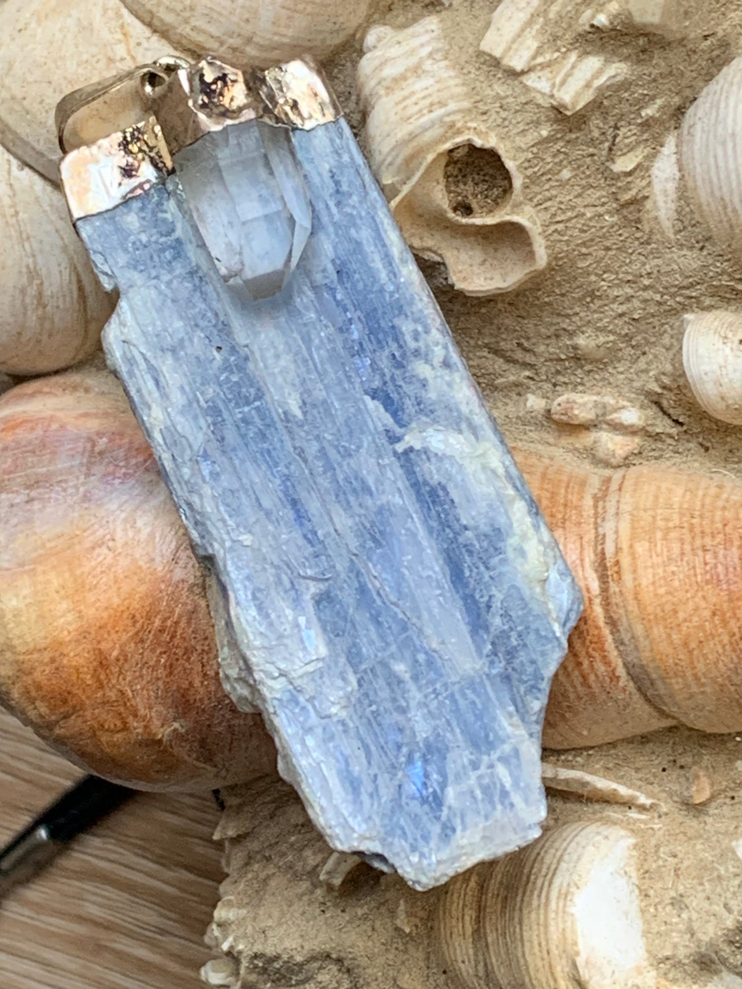 Cyanite disthène + cristal de roche (quartz), pendentif de 65 millimètres x22x14. Vendu avec ou sans cordon noir et réglable de 60 cm !