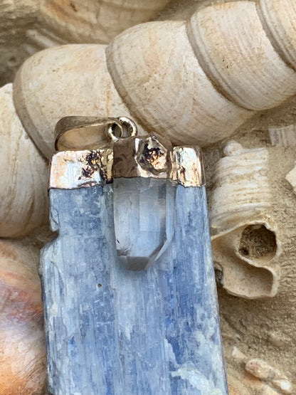 Cyanite disthène + cristal de roche (quartz), pendentif de 65 millimètres x22x14. Vendu avec ou sans cordon noir et réglable de 60 cm !