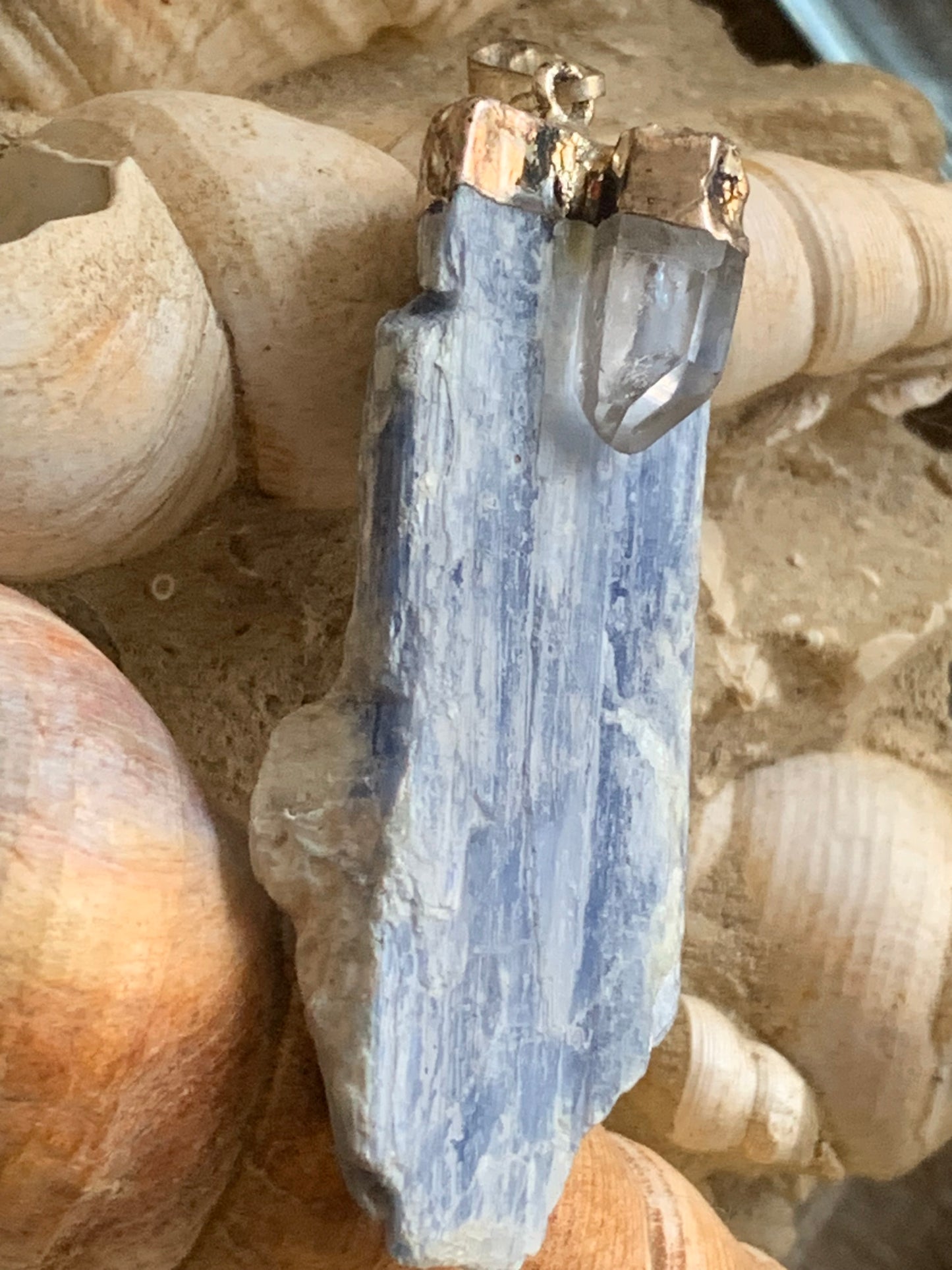 Cyanite disthène + cristal de roche (quartz), pendentif de 65 millimètres x22x14. Vendu avec ou sans cordon noir et réglable de 60 cm !