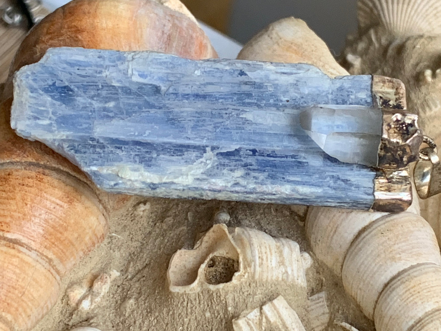 Cyanite disthène + cristal de roche (quartz), pendentif de 65 millimètres x22x14. Vendu avec ou sans cordon noir et réglable de 60 cm !