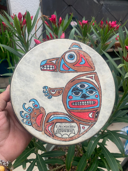 Tambourin/ mini-tambour en peau de chévre de 20x7 cm. Dessin fait main par 'Les tambours de Bruno'. Parfait pour l'accompagnement, pour battre la mesure !