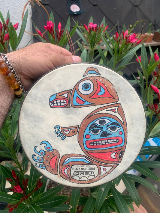 Tambourin/ mini-tambour en peau de chévre de 20x7 cm. Dessin fait main par 'Les tambours de Bruno'. Parfait pour l'accompagnement, pour battre la mesure !