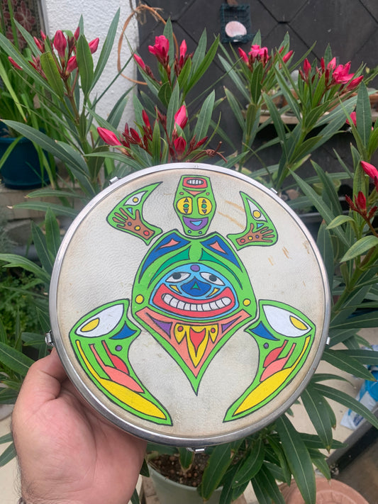 Tambourin/ mini-tambour en peau de chévre de 22x7 cm, avec vis pour réglage pour la tension. Dessin fait main !