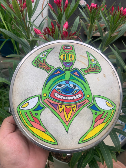 Tambourin/ mini-tambour en peau de chévre de 22x7 cm, avec vis pour réglage pour la tension. Dessin fait main !