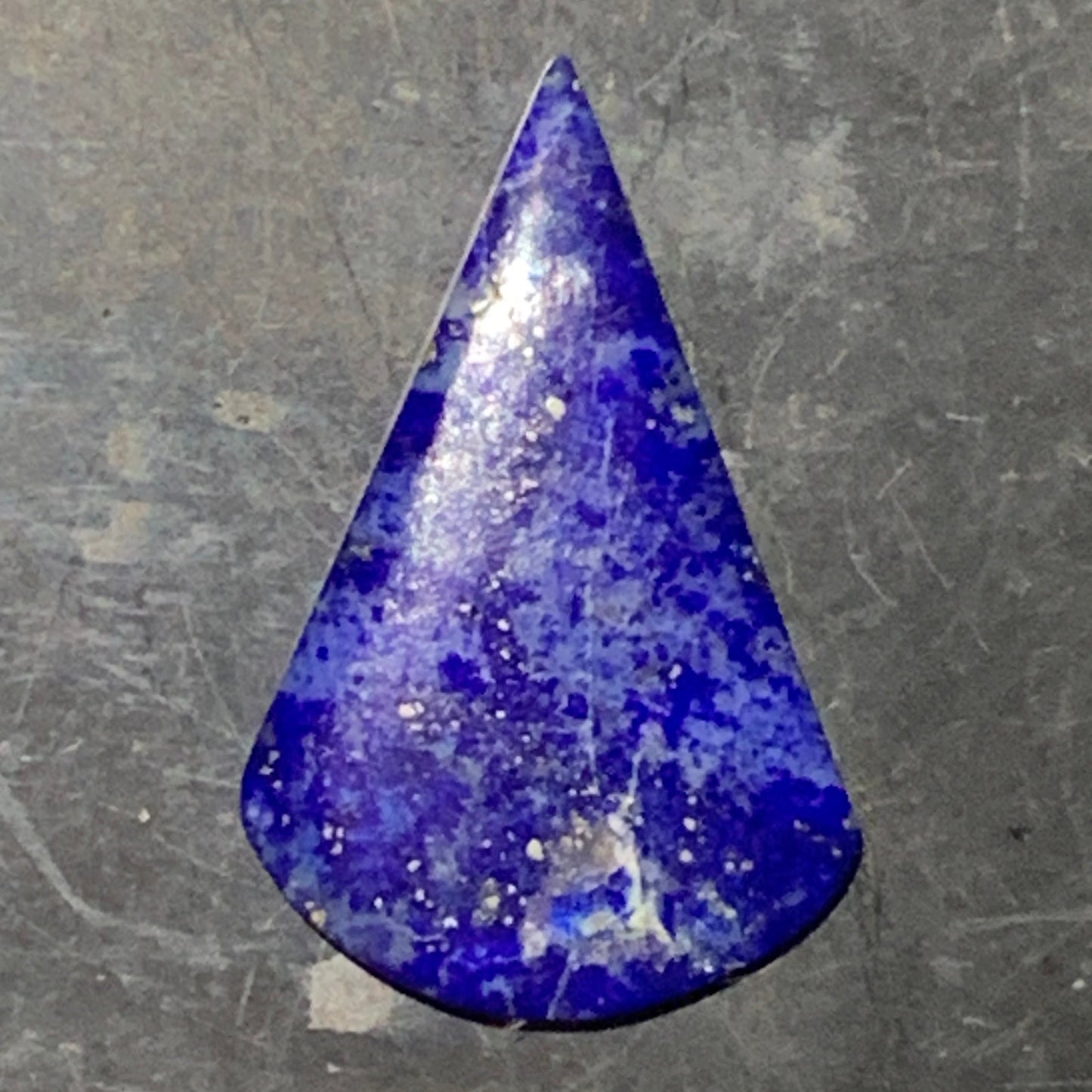 Lapis lazuli, cabochon de 23 mm x 14 x 3 - 5,5 carats. Parfait en bijouterie, collection ,exposition...