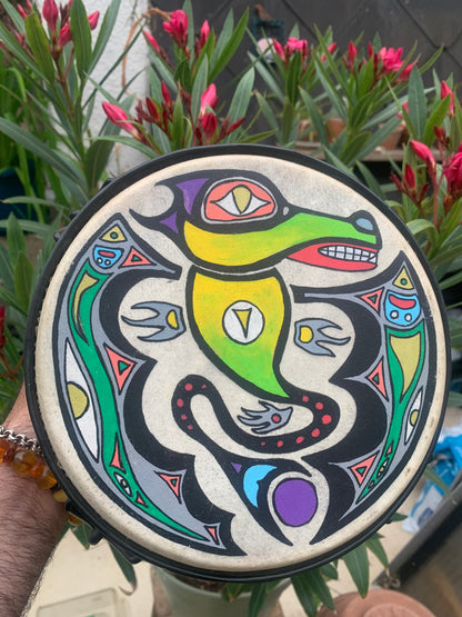Tambourin/ Bongo en peau de chévre de 20x17 cm de diamètre. Dessin fait main, parfait pour l'accompagnement, pour battre la mesure !