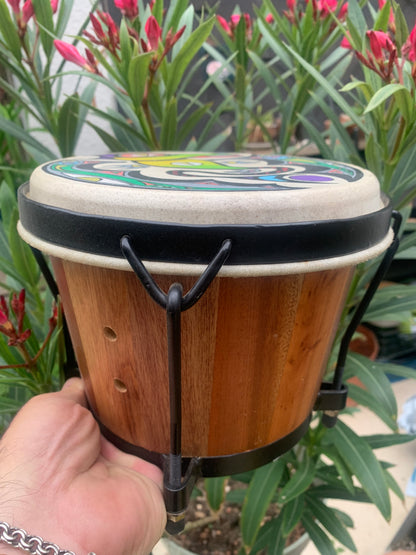 Tambourin/ Bongo en peau de chévre de 20x17 cm de diamètre. Dessin fait main, parfait pour l'accompagnement, pour battre la mesure !