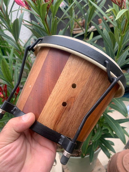 Tambourin/ Bongo en peau de chévre de 20x17 cm de diamètre. Dessin fait main, parfait pour l'accompagnement, pour battre la mesure !