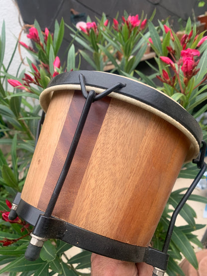Tambourin/ Bongo en peau de chévre de 20x17 cm de diamètre. Dessin fait main, parfait pour l'accompagnement, pour battre la mesure !