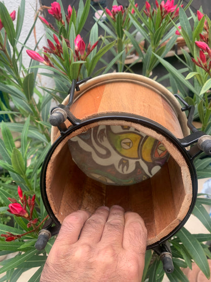 Tambourin/ Bongo en peau de chévre de 20x17 cm de diamètre. Dessin fait main, parfait pour l'accompagnement, pour battre la mesure !