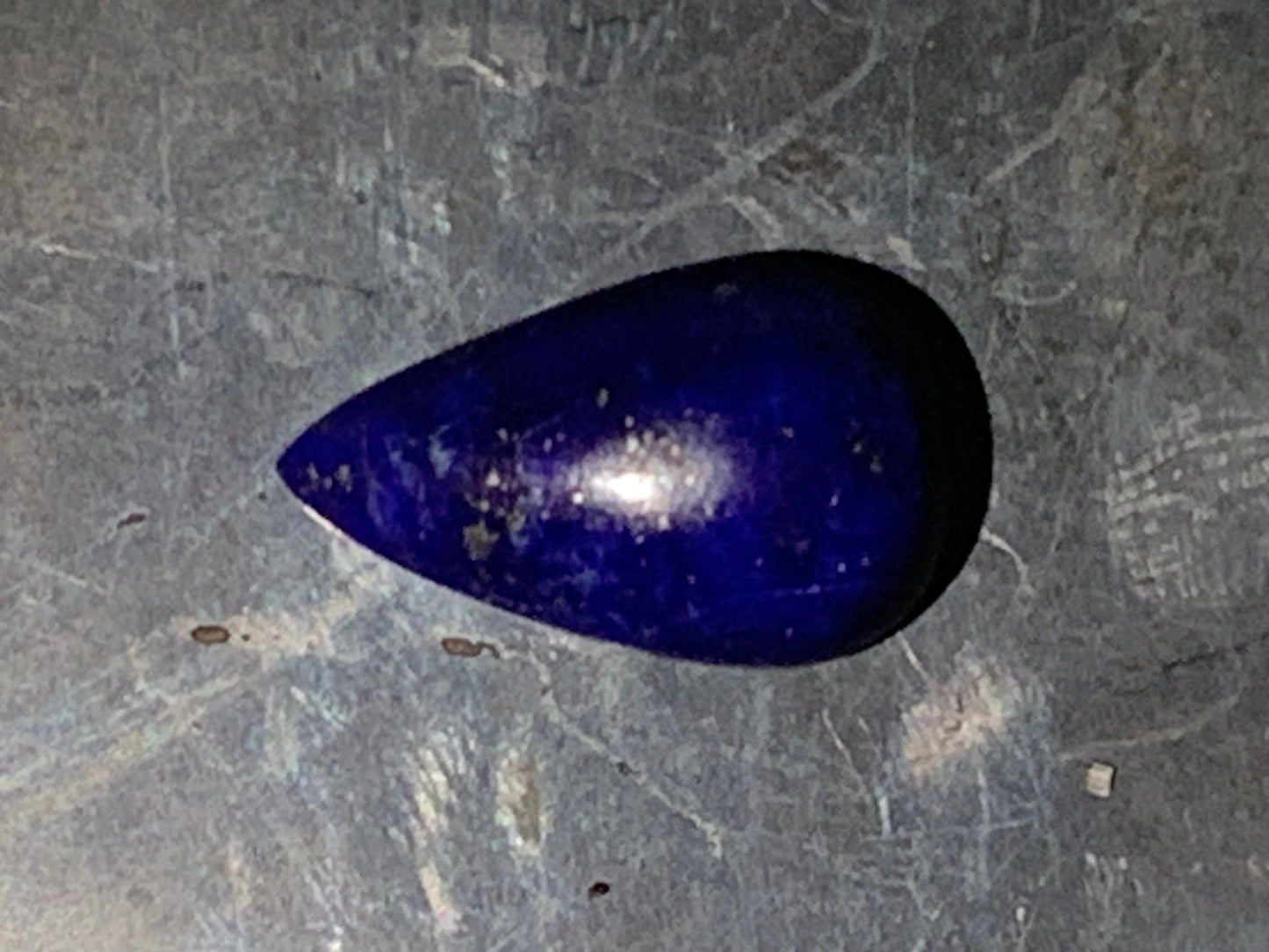 Lapis lazuli, cabochon de 17 mm x 10 x 7 - 9 carats. Parfait en bijouterie, collection ,exposition...