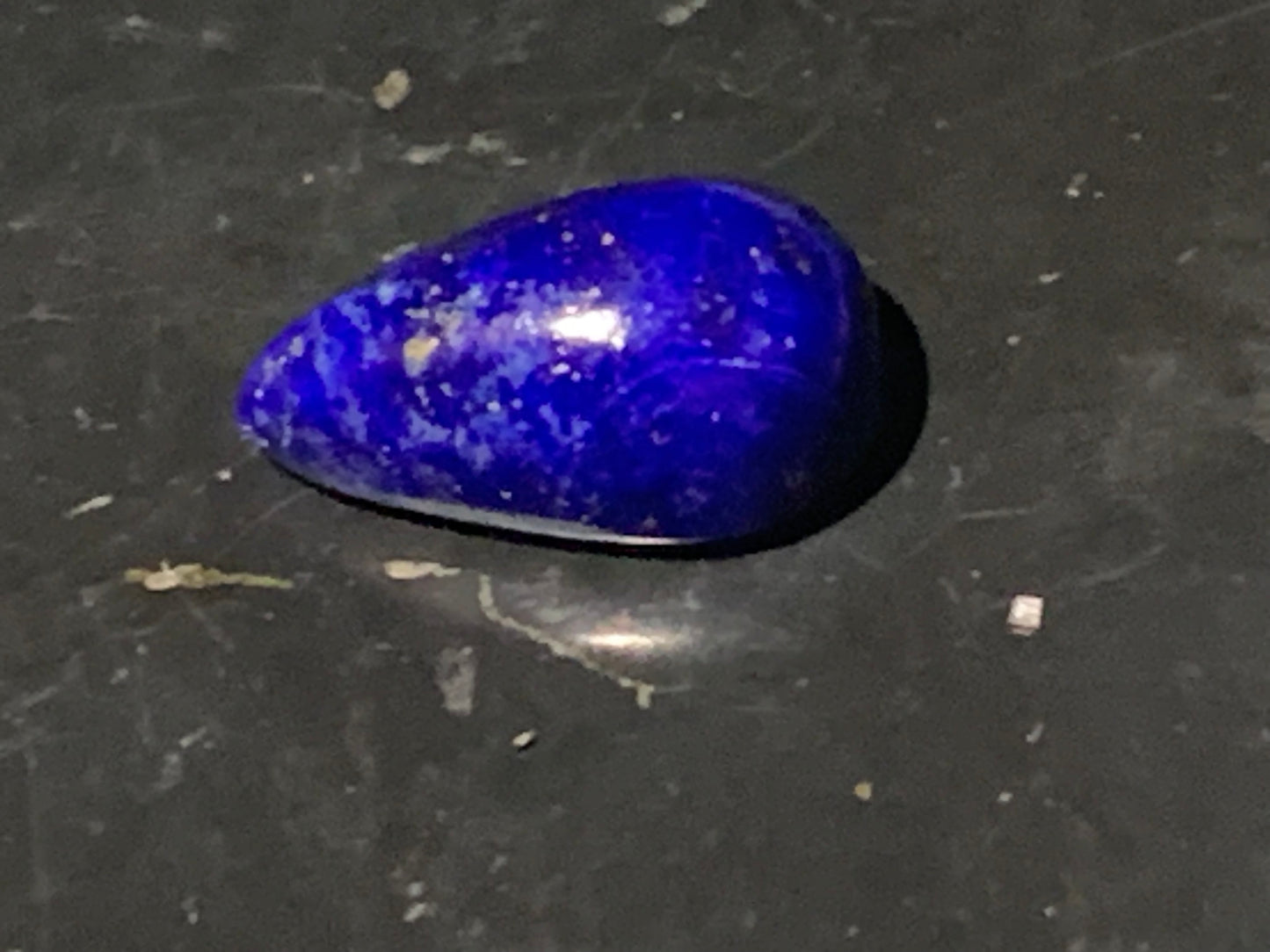 Lapis lazuli, cabochon de 17 mm x 10 x 7 - 9 carats. Parfait en bijouterie, collection ,exposition...