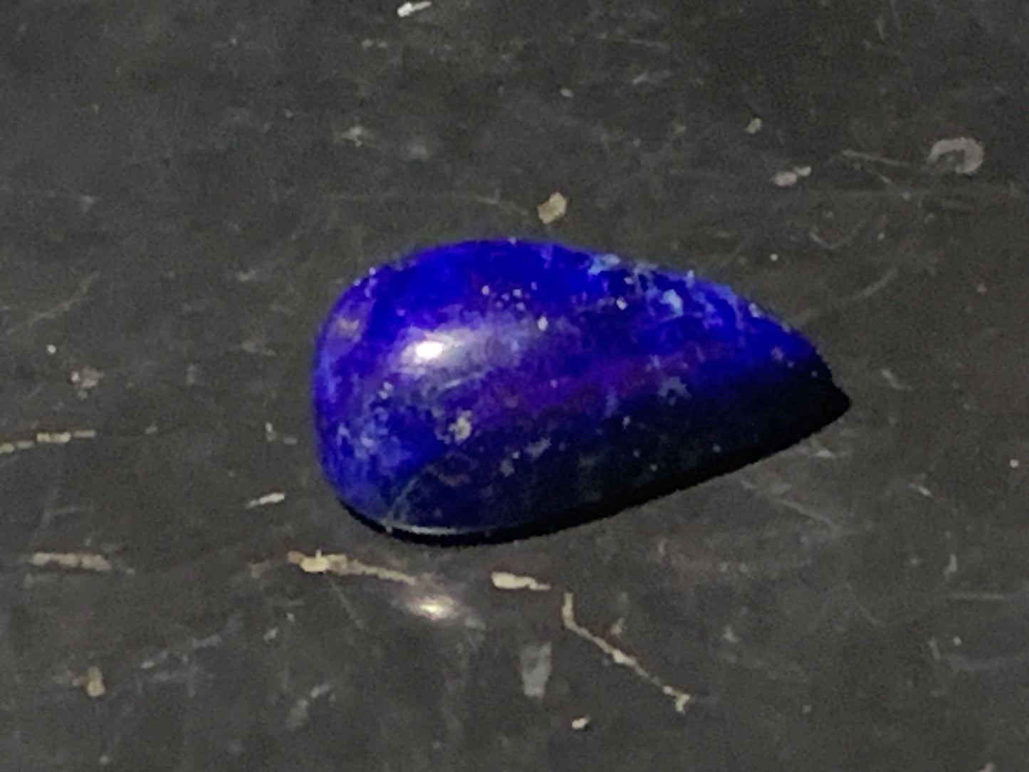 Lapis lazuli, cabochon de 17 mm x 10 x 7 - 9 carats. Parfait en bijouterie, collection ,exposition...