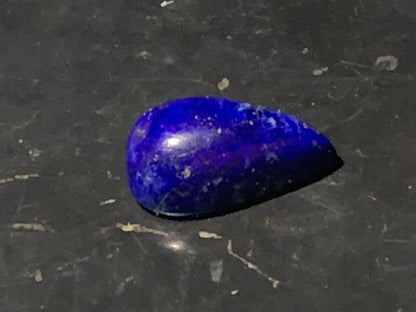 Lapis lazuli, cabochon de 17 mm x 10 x 7 - 9 carats. Parfait en bijouterie, collection ,exposition...