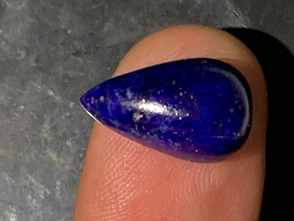 Lapis lazuli, cabochon de 17 mm x 10 x 7 - 9 carats. Parfait en bijouterie, collection ,exposition...