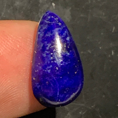 Lapis lazuli, cabochon de 17 mm x 10 x 7 - 9 carats. Parfait en bijouterie, collection ,exposition...