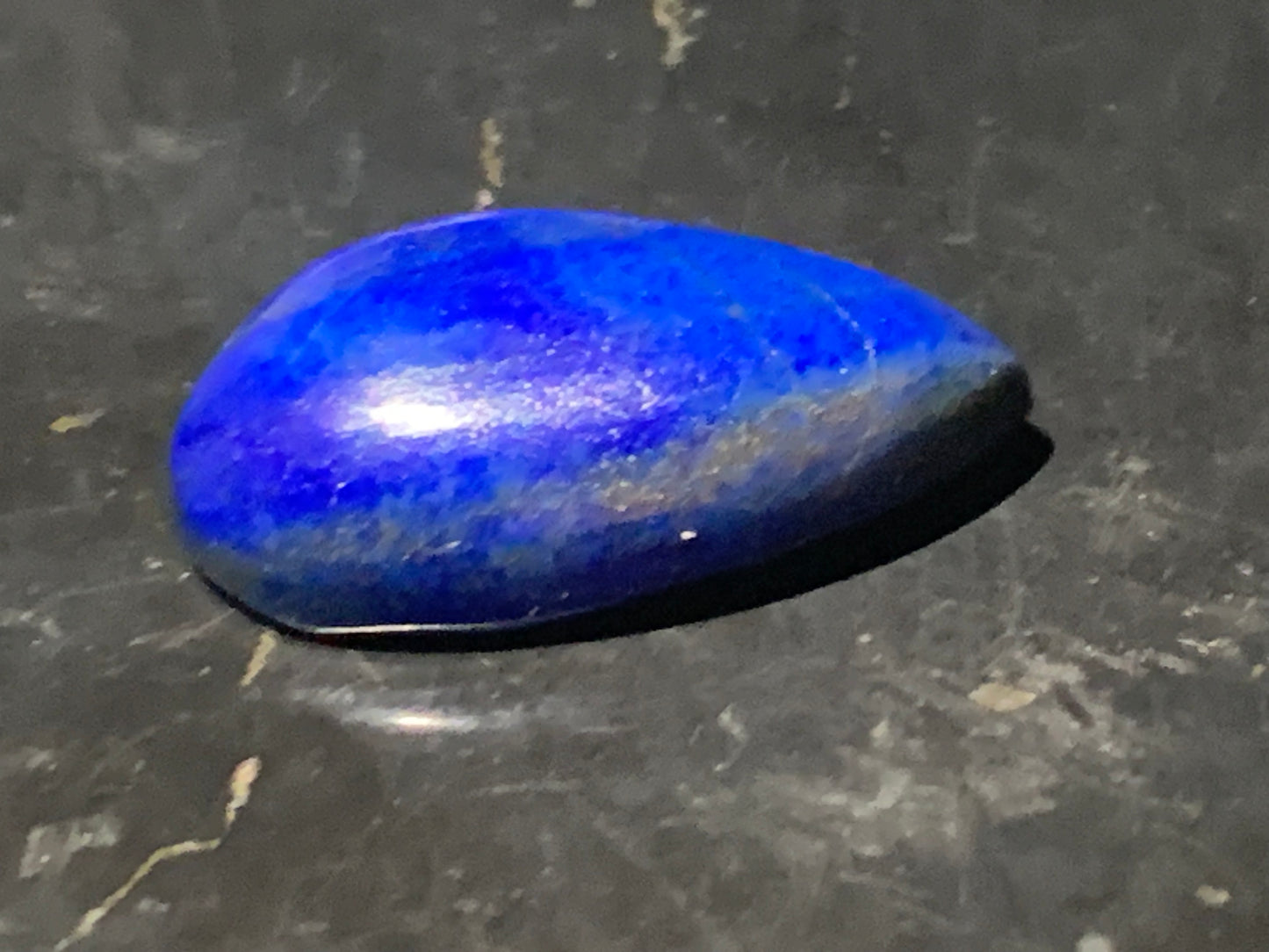 Lapis lazuli, cabochon de 21 mm x 12 x 7 - 12,5 carats. Parfait en bijouterie, collection ,exposition...