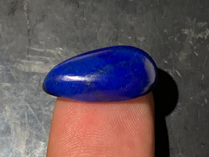 Lapis lazuli, cabochon de 21 mm x 12 x 7 - 12,5 carats. Parfait en bijouterie, collection ,exposition...
