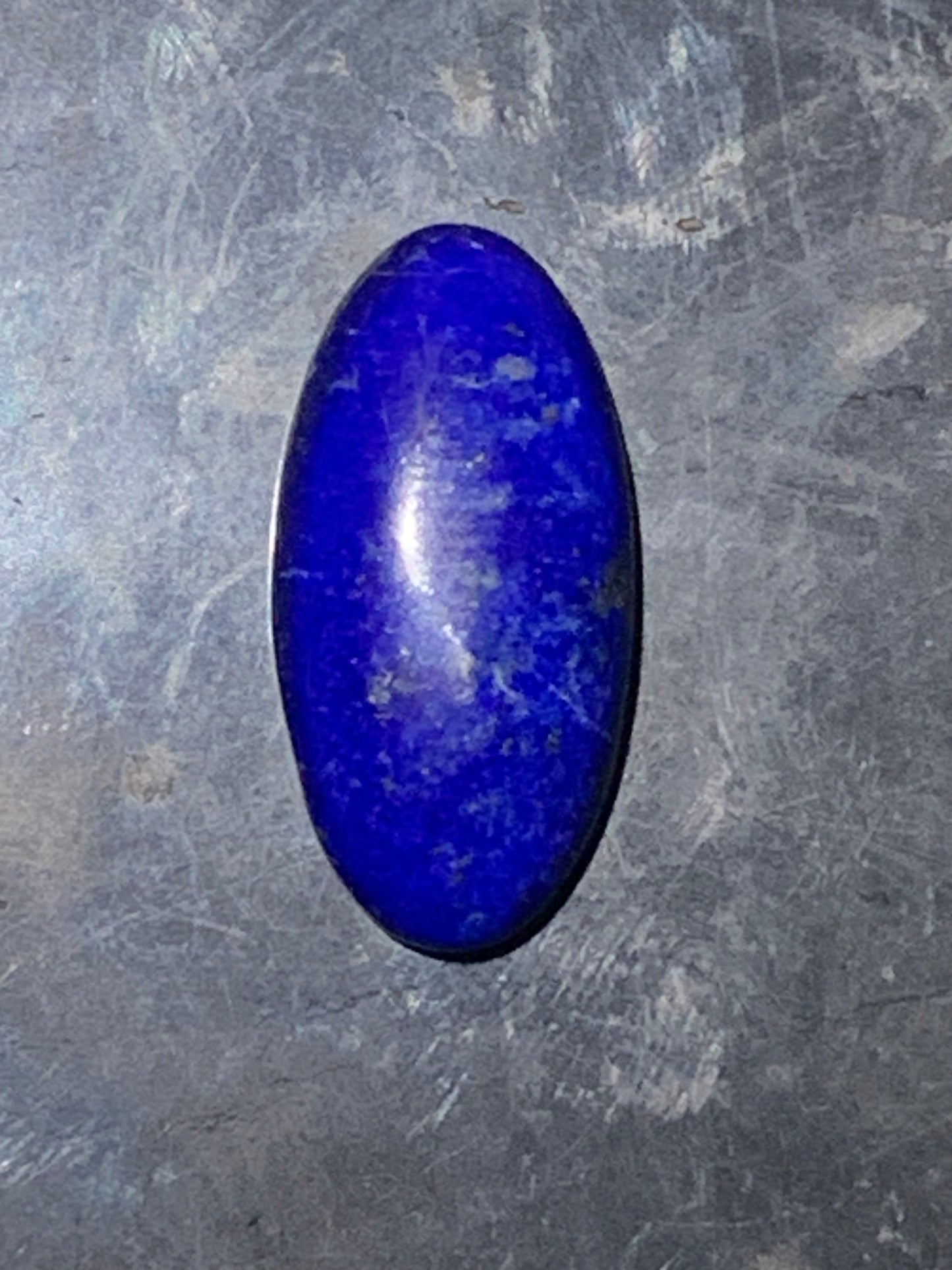 Lapis lazuli, cabochon de 26 mm x 13 x 7 - 21 carats. Parfait en bijouterie, collection ,exposition...