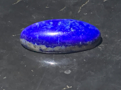 Lapis lazuli, cabochon de 26 mm x 13 x 7 - 21 carats. Parfait en bijouterie, collection ,exposition...