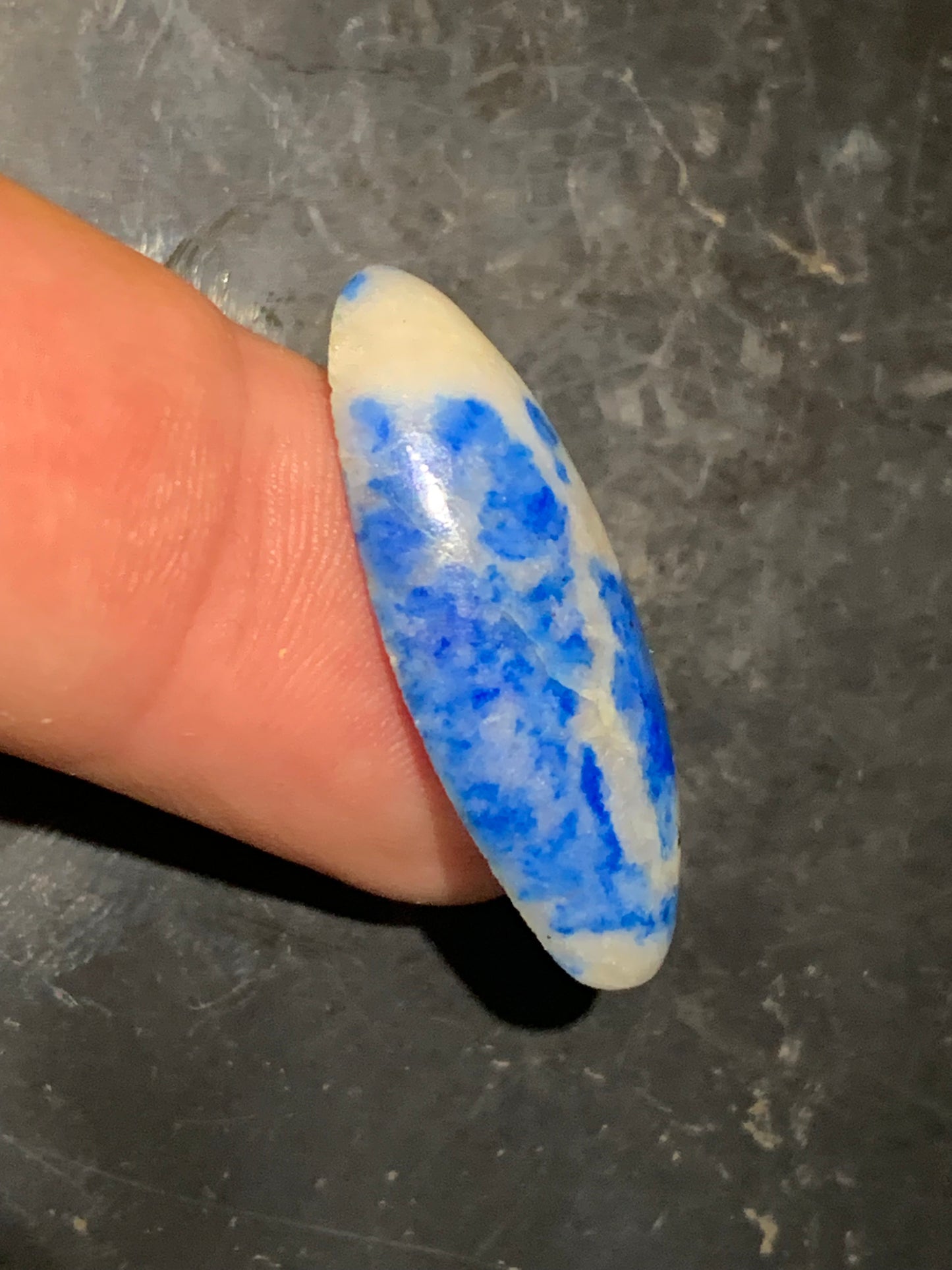 Lapis lazuli, cabochon de 33 mm x 14 x 6 - 19 carats. Parfait en bijouterie, collection ,exposition...