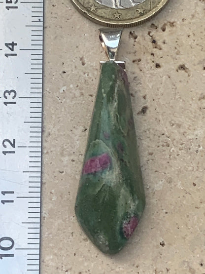 Rubis sur Fuchsite (micas vert), monté sur Argent par G & Z, de 45 mm de ht x14 x12. Vendu avec un cordon réglable de couleur noire !