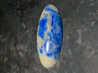 Lapis lazuli, cabochon de 33 mm x 14 x 6 - 19 carats. Parfait en bijouterie, collection ,exposition...