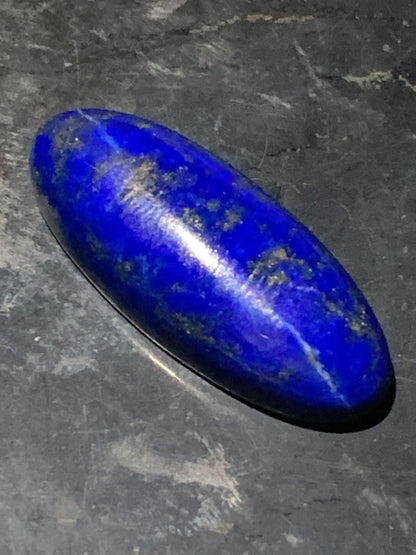 Lapis lazuli, cabochon de 29 mm x 12 x 7 - 20,5 carats. Parfait en bijouterie, collection ,exposition...