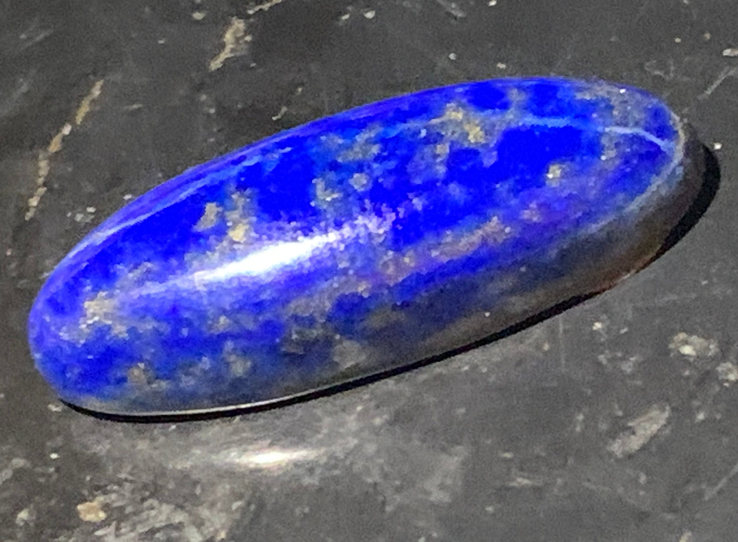 Lapis lazuli, cabochon de 29 mm x 12 x 7 - 20,5 carats. Parfait en bijouterie, collection ,exposition...