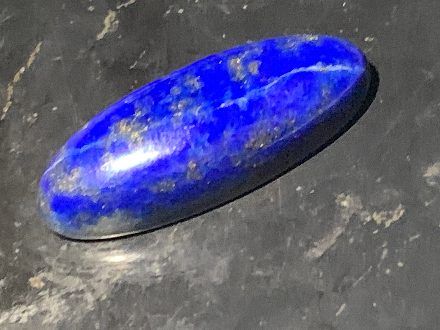 Lapis lazuli, cabochon de 29 mm x 12 x 7 - 20,5 carats. Parfait en bijouterie, collection ,exposition...