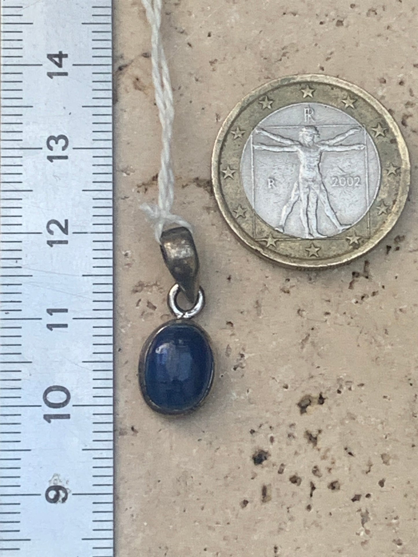 Cyanite disthène, pendentif en Argent de 22 millimètres x10x5. Vendu avec ou sans cordon noir et réglable de 60 cm !