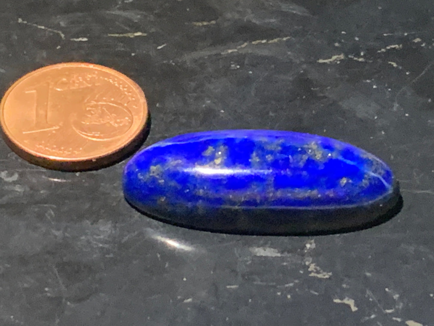 Lapis lazuli, cabochon de 29 mm x 12 x 7 - 20,5 carats. Parfait en bijouterie, collection ,exposition...