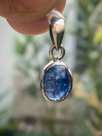 Cyanite disthène, pendentif en Argent de 22 millimètres x10x5. Vendu avec ou sans cordon noir et réglable de 60 cm !